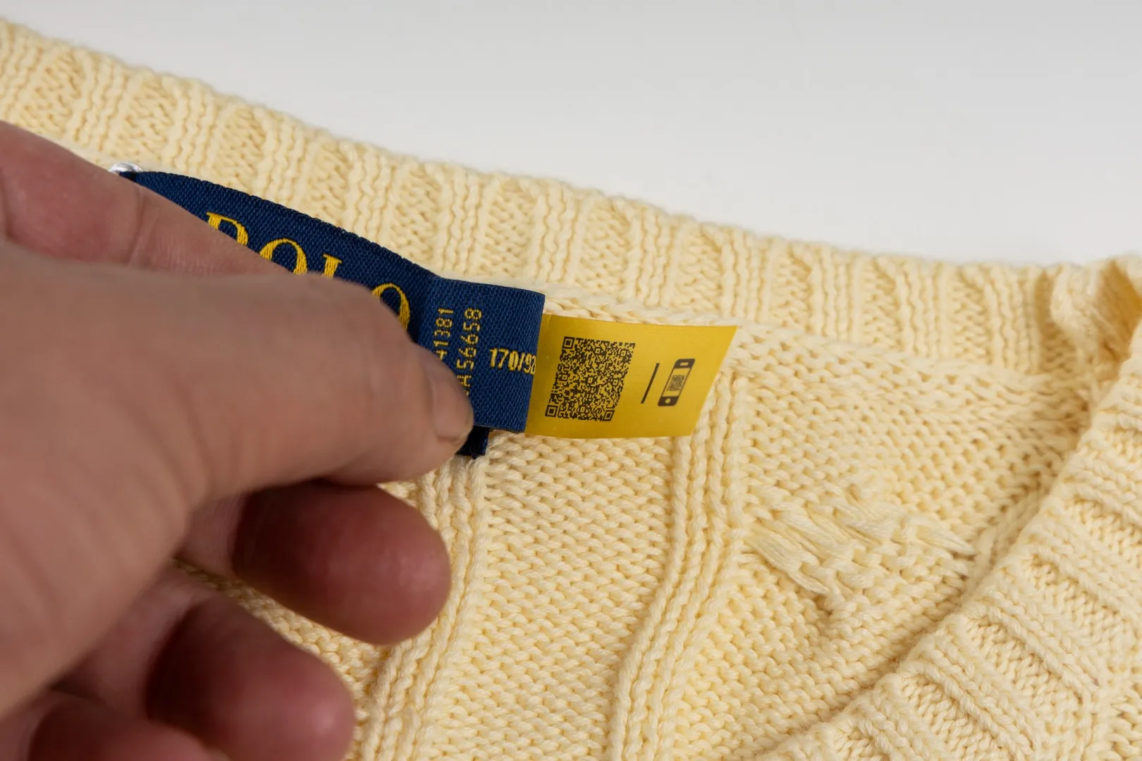 P220 #R91 RALPH LAUREN Ralph Lauren fourteen colors classic small label embroidery round neck pullover cable cardigan sweater men's top, high-density LOGO embroidery on the chest, original customization of tag accessories. Made of pure cotton yarn, pure cotton is skin-friendly and comfortable, small label war horse embroidered twist button round neck sweater 🐎 high quality, follow the blogger to learn how to wear it! Let’s buy a Ralph Lauren cable sweater. It’s a super hard-to-find series after it became popular. It’s hard to find one on the official website. It’s simple and practical to wear, with a lazy and loose feel. The thickened fabric has more texture, feels soft and delicate, and has a loose fit. Whether worn alone or layered, you can wear different styles of fashion with just one piece!   Size：XS S M L Sleeve length: 59/60/61/62/63